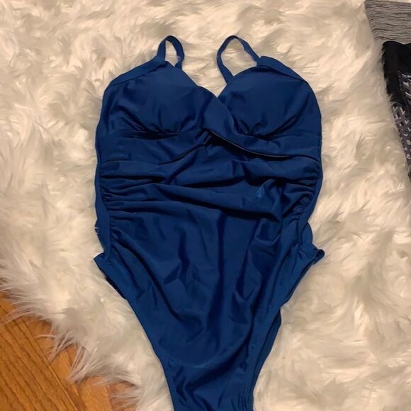 Size Medium swim suit - Picture 1 of 5